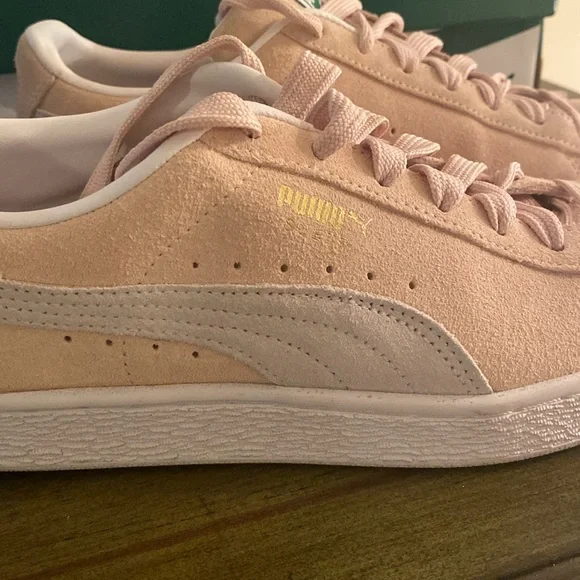 Puma  Suede Classic XXI sneakerin a light pink/peach color. - Picture 3 of 13
